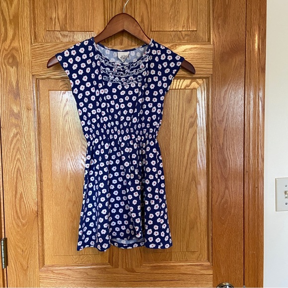 Mini Boden Navy w/white flowers Dress - size 7-8 Years - Ruffle detailing - EUC - Picture 2 of 7